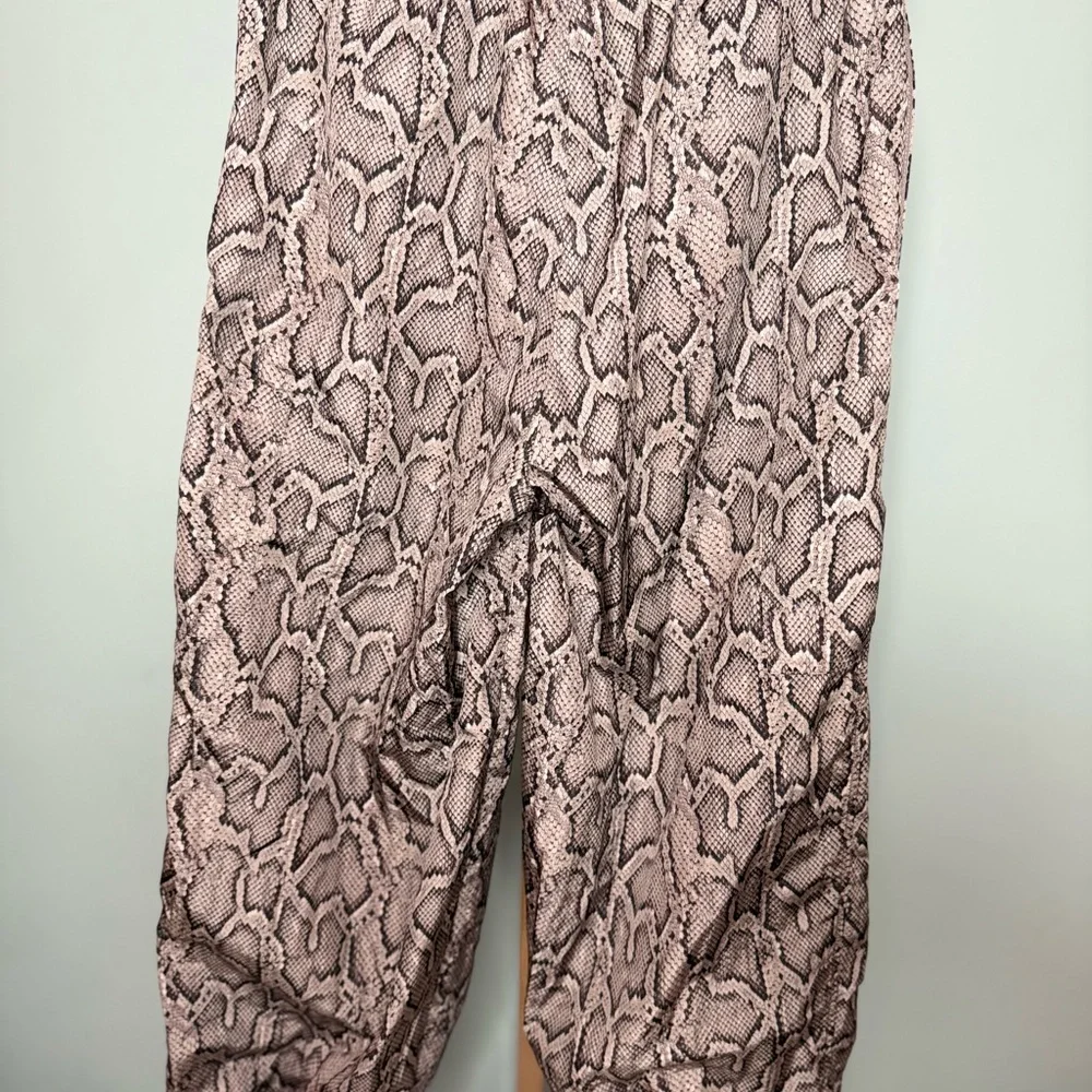 NWT Varley Black and Gray Track Pants with Bold Design - Picture 2 of 4
